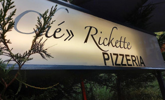 Ché Rickette outside