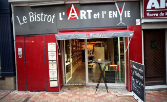 L'art et L'envie outside