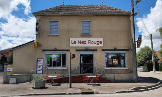 Le Nez Rouge outside