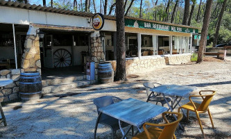 Bar Restaurant Les Pins outside