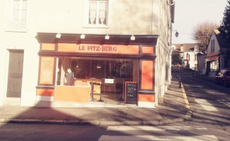 Le Pitz-burg outside