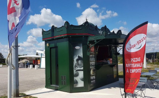 Le Kiosque à Pizzas outside