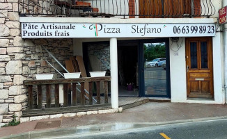 Pizza Stefano outside