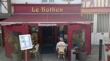 Le Rothen outside