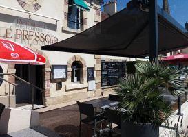 Au Le Pressoir outside