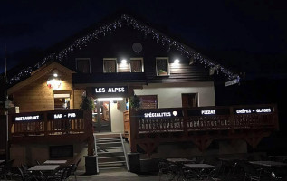 Des Alpes Bar Restaurant outside