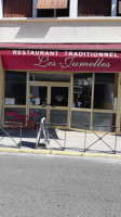 Les Jumelles outside