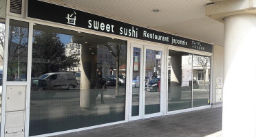 Sweet Sushi outside