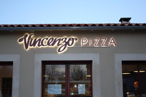 Vincenzo Pizza outside