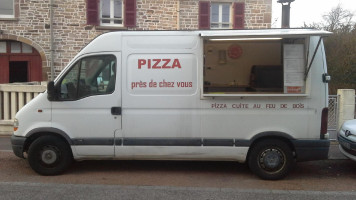 Pizza Pres De Chez Vous outside