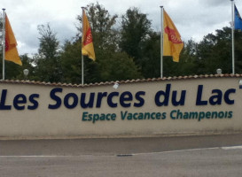 Les Sources Du Lac outside