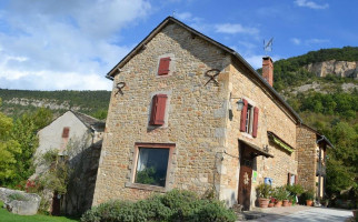 Ferme Auberge De Quiers outside