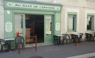 Au Café De L'univers outside