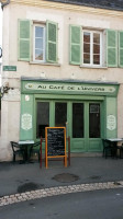 Au Café De L'univers outside