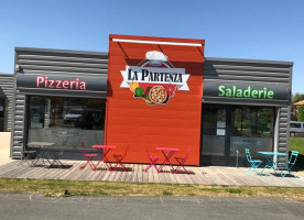 La Partenza outside