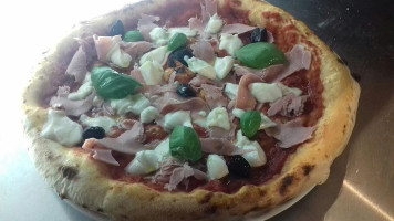 La Pizza Du Plateau Chez Peppino food