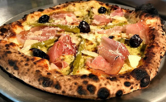 La Pizza Du Plateau Chez Peppino food