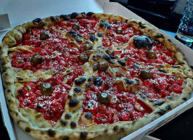 La Pizza Du Plateau Chez Peppino food