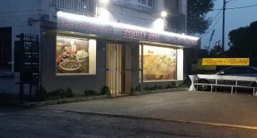 Familly Pizza outside