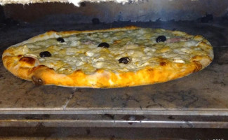 Pizza Des Canaux food