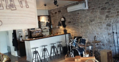 Le Cafe Des Artistes inside