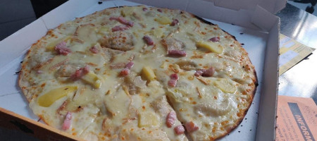 Tonton Dom Pizza food