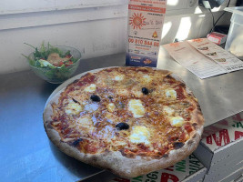 La Pizz' A Dav food