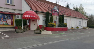 Moulin Rouge outside