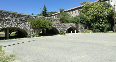 L’auberge De L’ouveze Benjamin Doucet outside