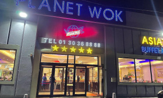 Planete Wok outside