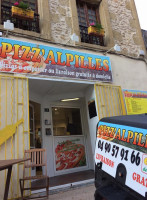 Pizz'alpilles outside