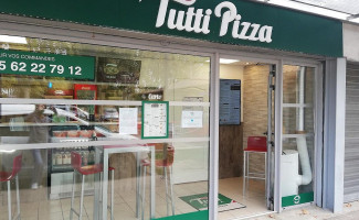 Tutti Pizza Grenade outside