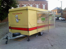 Pizza Mobil' outside