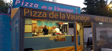 Pizza de la Vaunage outside