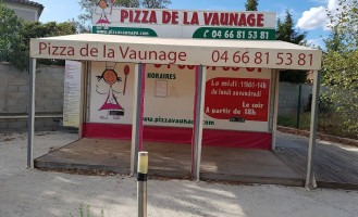 Pizza de la Vaunage outside