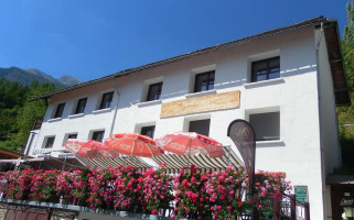 Auberge la Dormilhosa outside