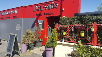 L'olivier outside