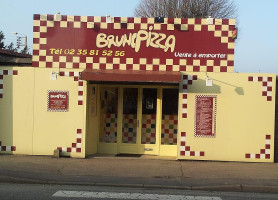 Bruno Pizza outside