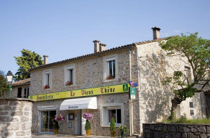 Hostellerie Le Vieux Chêne outside