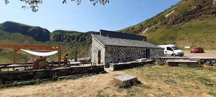 Le Buron Du Puy-mary outside