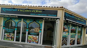 La Cuillère D'olive outside