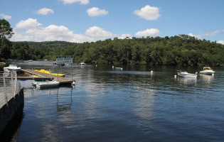 Au Fil De L'eau outside