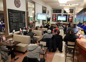 Le Cafe De La Poste inside