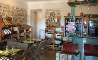 Le Sentier Des Vins inside