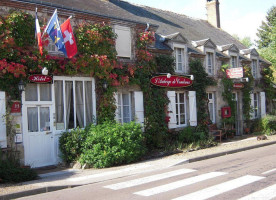 Auberge De Combreux outside