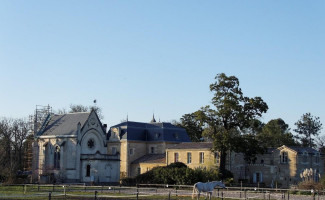 Château De Léognan outside