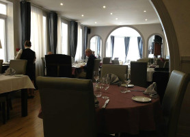 Le Plat D' Etain inside