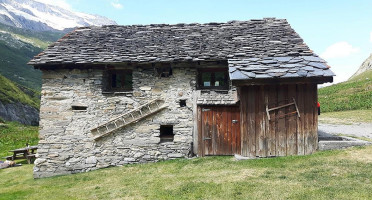 Refuge De La Glière outside