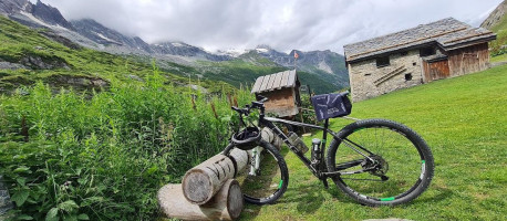 Refuge De La Glière outside