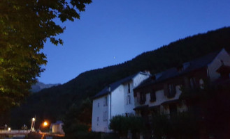 La Goulue outside